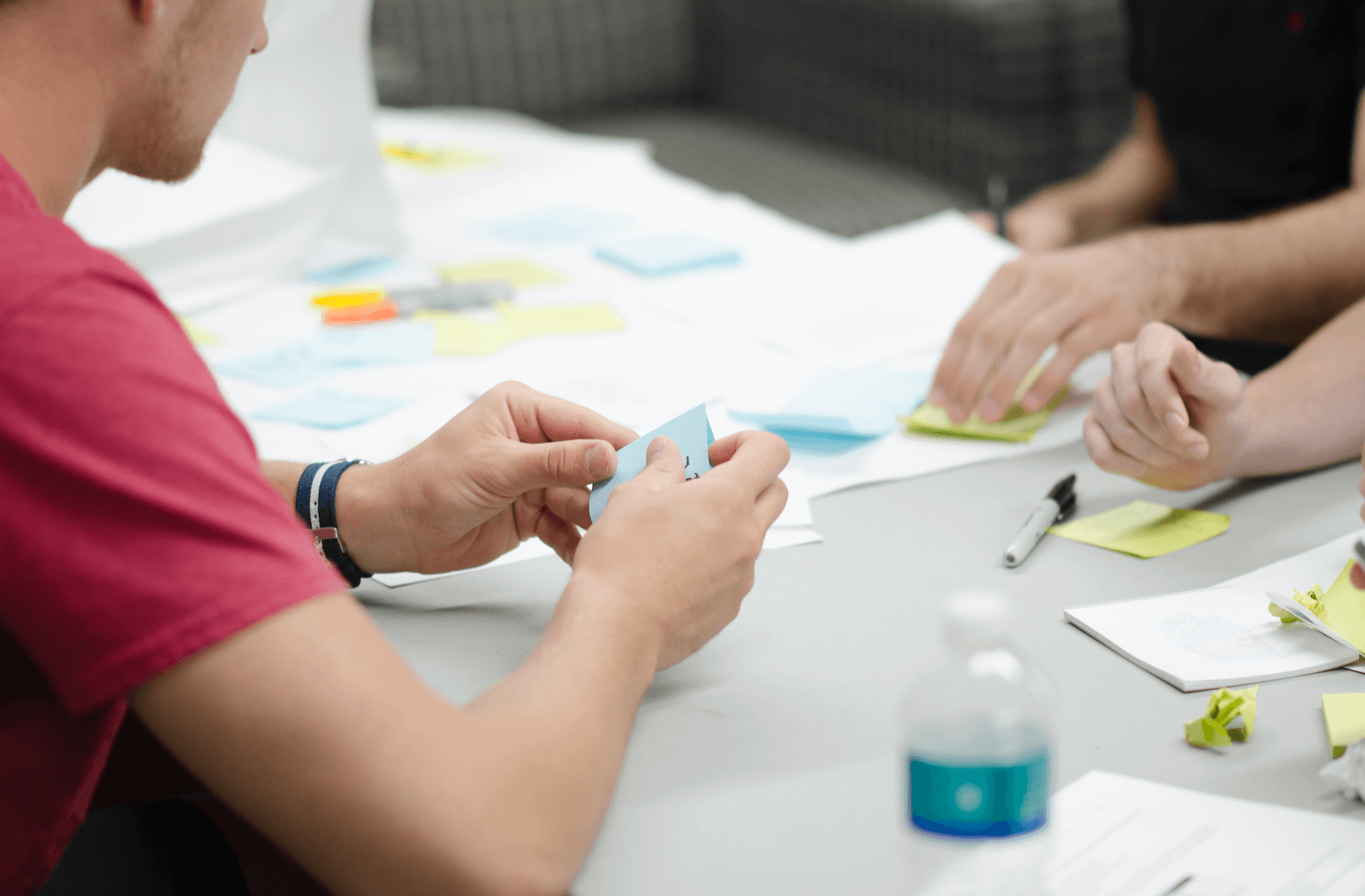 Les membres d'une équipe projet tiennent des papiers dans leurs mains